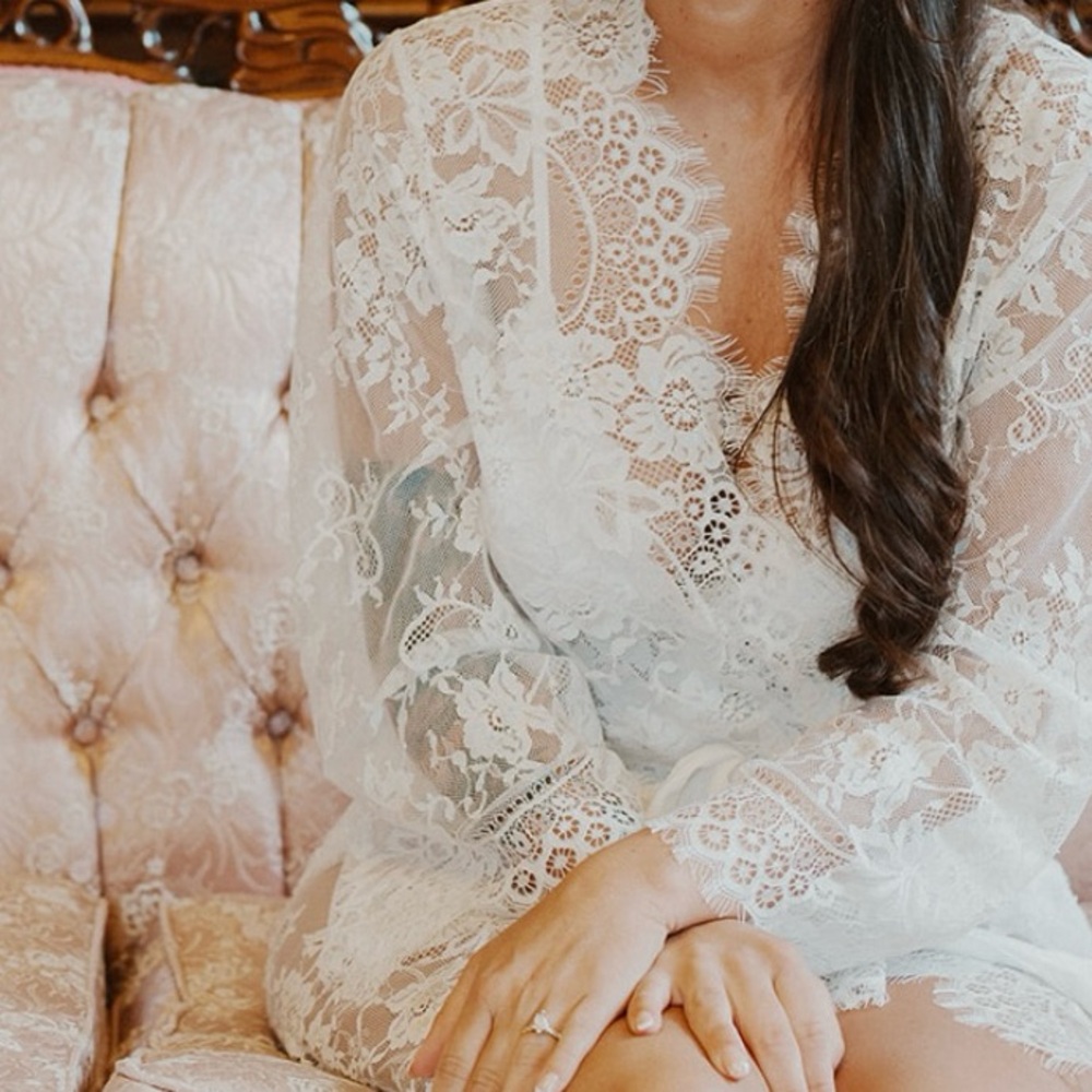 Elegant White Lace Robe - Picture 2 of 3